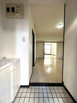 【玄関】 | 日吉パフィオマンション | 玄関から室内への景観です！玄関を入るとすぐにダイニングキッチンがあります☆