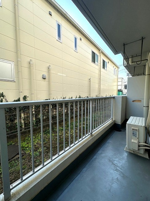 【バルコニー】 | 日吉パフィオマンション | バルコニーは南向きです！お洗濯物はお昼からでも乾きそう☆2部屋から出入りできるのでお洗濯物の出し入れに便利♪