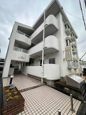 【外観】 | 日吉パフィオマンション | 複数沿線利用可能な「日吉」駅まで徒歩圏内！便利な立地の3階建てマンション♪ドラッグストアやコンビニが近くて便利な住環境です♪