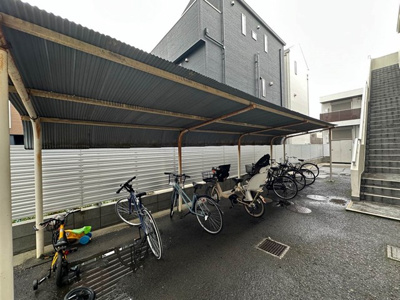 【その他共用部分】 | 日吉パフィオマンション | 屋根付きの駐輪場で雨が降っても大切な自転車が濡れなくてすみますね♪駅まで自転車もおすすめです！