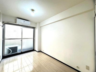 【洋室】 | 日吉パフィオマンション | 南向き洋室6帖☆ダイニングキッチンから向かって右側のバルコニーに繋がるお部屋です♪エアコン付きで1年中快適に過ごせますね☆