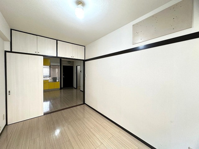 【寝室】 | 日吉パフィオマンション | 南向き洋室6帖☆吊戸棚が付いています♪使用頻度の低い生活雑貨や、日用品のストック収納などにも役立ちます◎