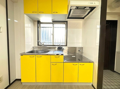 【キッチン】 | 日吉パフィオマンション | 換気のできる窓のあるキッチンはガスコンロ設置可能☆場所を取るお鍋やお皿もたっぷり収納できてお料理がはかどります！