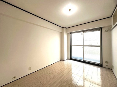 【洋室】 | 日吉パフィオマンション | 南向き洋室6帖☆ダイニングキッチンから向かって左側のバルコニーに繋がるお部屋です♪書斎・寝室など多用途に使えそう☆