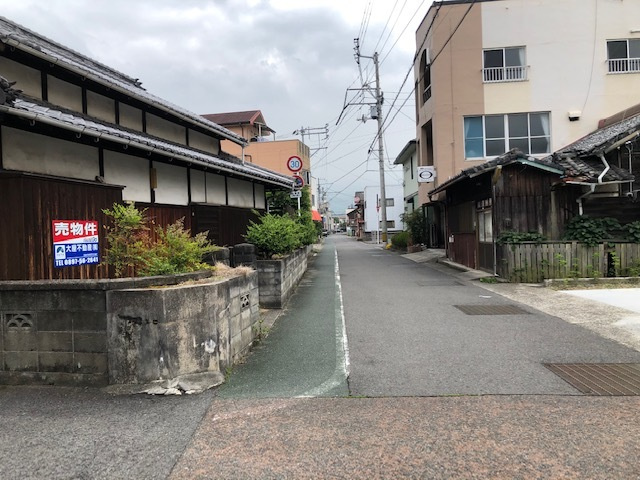 西条市大町の売地の前面道路含む現地写真