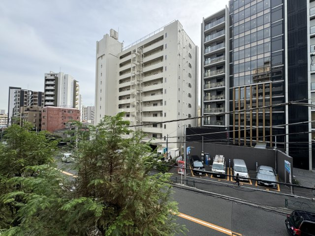 東急ドエルアルス恵比寿の展望|前面の道路が広いため、向かいの建物の圧迫感がなく開放的な眺望です