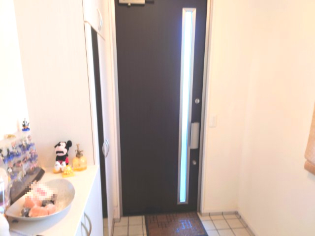 売中古戸建　藤枝市光洋台の玄関|採光を考え、いつも気持ちよくご家族を迎えられる玄関です！