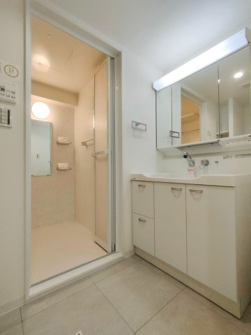 レックスハイム吉川の洗面所|脱衣スペースもあります