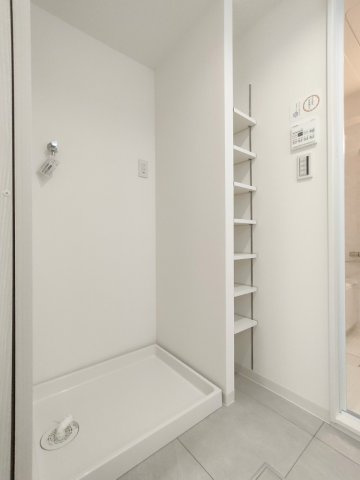 レックスハイム吉川のランドリースペース|ランドリースペース　棚付き