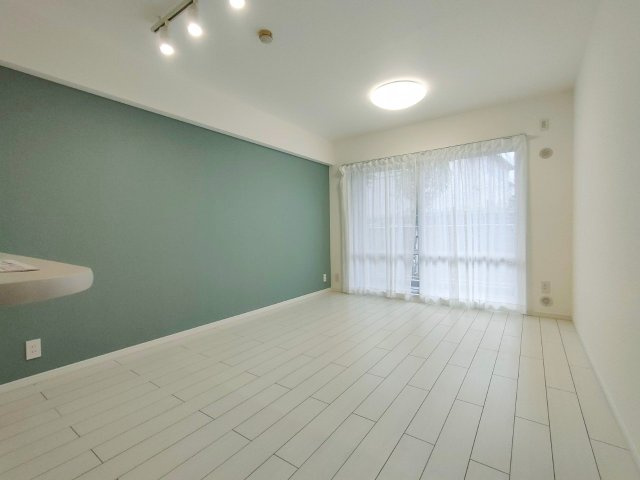 レックスハイム吉川の居間・リビング|ゆったりとした居間です