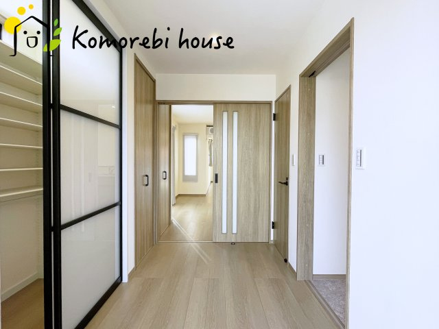 西区内野本郷　新築一戸建て　CHELINO　01の玄関|収納もある玄関です