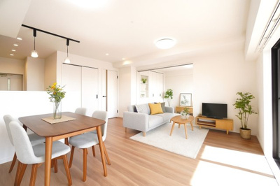 【居間・リビング】 | 【上質リノベ】フローレンス井口台 | 【約14.4帖LDK】
デザインリフォームされた室内は
良い雰囲気になっております。
リノベーションで付加価値をプラスし、
ただの『住まい』ではなく『癒しのある空間』
に仕上がっております♪