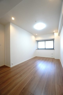 【洋室】 | 【上質リノベ】フローレンス井口台 | 【洋室約7.2帖】
心と体をゆったりと安らげる主寝室。
寝室のゆとりが大きい分だけ、
暮らしの安らぎは深まります。
一日の疲れを癒すだけでなく、
ご夫婦の親密な語らいを紡ぎ出します。