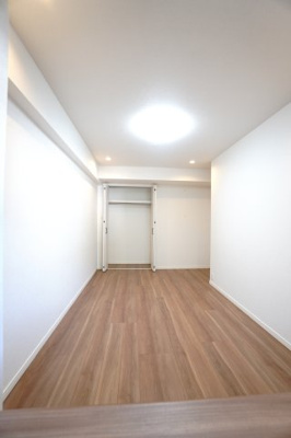 【洋室】 | 【上質リノベ】フローレンス井口台 | 【洋室約7.2帖】
どんな家具や敷物でも部屋に馴染みやすく、
コーディネートがし易そうですね。
配置も柔軟に対応できるので身の回りの整理もし易い！
自分好みの空間に出来そうですね！