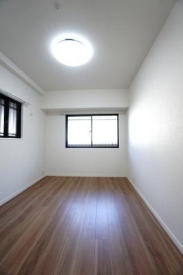 【洋室】 | 【上質リノベ】フローレンス井口台 | 【洋室約5.1帖】
居室にはクローゼットを完備。
自由度の高い家具の配置が叶うシンプルな空間です。
お子様の成長と人数と共に必要になる
子供部屋にもぴったりの間取りですね。