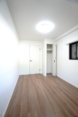 【洋室】 | 【上質リノベ】フローレンス井口台 | 【洋室約5.1帖】
こども部屋をコーディネート！このぐらいの広さがあれば、 
お子さんの好きな色やモチーフを使ったコーディネートで、
勉強もお片付けも全部楽しいお気に入りの空間にしていけそうですね！