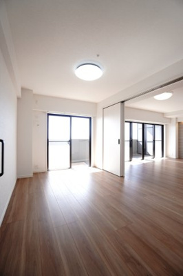 【洋室】 | 【上質リノベ】フローレンス井口台 | 【洋室約6.3帖】
在宅勤務・リモートワークの書斎や、
趣味やくつろぎのスペースとしても。
家族と一緒に楽しい時間を過ごす中にも、
一人でくつろげる時間と場所は特に良いですね。
