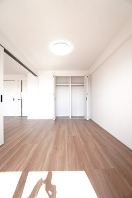 【洋室】 | 【上質リノベ】フローレンス井口台 | 【洋室約6.3帖】
将来、ライフスタイルや家族構成が変わった時等、
第2子供部屋としても活用できそうですね！
勿論、壁掛けエアコンも取付が出来ますので、
快適な居室環境で過ごせそうです！