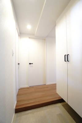 【玄関】 | 【上質リノベ】フローレンス井口台 | 【玄関ホール】
人を迎え入れる最初の場所だからこそ、
清潔感があり纏まった空間にして頂ける様に
大型フローティングシューズBOXを設置。
照明はオートライト。消し忘れや
出入りが暗くならなく済みます！