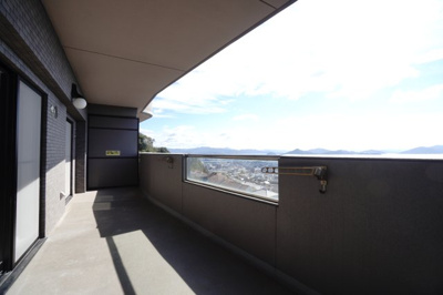 【バルコニー】 | 【上質リノベ】フローレンス井口台 | 【バルコニー】
リビング全面が接するワイドバルコニー。
前面の建物が邪魔することなくよく陽が当たり、お洗濯物もすぐ乾きそう！
この位の広さがあると、エアコン室外機を置いても十分なスペースを保てます。