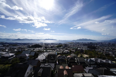 【展望】 | 【上質リノベ】フローレンス井口台 | 【四季を感じる】
四季の移ろい・爽やかな青空や風を感じられ
自然を愉しめるパノラマビュー。
毎日の暮らしに余裕を感じさせてくれる、
遮る物の無い開放的な眺望を是非、ご堪能ください。