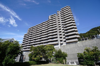 【外観】 | 【上質リノベ】フローレンス井口台 | 【耐震性】
耐震性の高さを判断するポイントは、
建築確認申請日が1981年6月1日以降の
新耐震基準に適合しているかどうか。
震度６程度の大地震でも
建物が崩壊しないレベルが基準になりました。