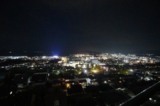【展望】 | 【Night View】
物件からの夜の景色は、隠れ夜景スポットのよう。
お仕事から疲れて帰ってきて、この夜景を楽しめるのも
この立地ならでは。
もう少し早い時間のサンセット夜景もキレイかも。