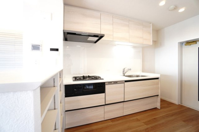 【キッチン】 | 【上質リノベ】フローレンス井口台 | 【キッチン】
家事効率がいい回遊動線を採用！
リビングからキッチンを通り勝手口へ出られるタイプで、
キッチンでの作業効率的が飛躍的に上がり、ストレスがかなり軽減。
また、リビングも見渡せて明るく広い！