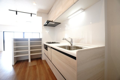 【キッチン】 | 【上質リノベ】フローレンス井口台 | ☆キッチンの特徴☆
・クリナップ社製
・アクリストンワークトップ
・浄水器一体型ハンドシャワー水栓
・食器洗い乾燥機
・フラットスリムレンジフード
・換気扇幕板が他の面材と同色
・ハイカウンター