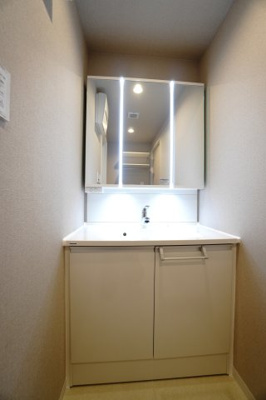 【独立洗面台】 | 【上質リノベ】フローレンス井口台 | 【コスメカウンター】
Panasonic社製！
「美ルックツインラインLED照明」は、
従来の照明より自然な肌の色に見える照明。
肌の色味を美しく引き立て、
洗面ボウルも広くメイクの時間をより素敵に。