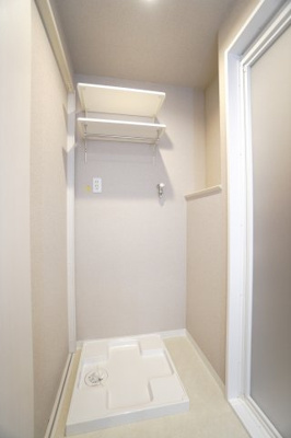 【独立洗面台】 | 【上質リノベ】フローレンス井口台 | 【パウダールーム】
嬉しい、タオル掛け付きの2段可動式のリネンラック。
しかも装着が楽なワンタッチ式の給水栓！
洗濯機置場はドラム式の洗濯機も入るサイズですが、
お手持ちのサイズが入るか要確認です！