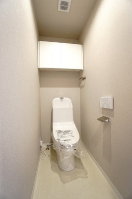 【トイレ】 | 【上質リノベ】フローレンス井口台 | 【レストルーム】
TOTO社製！きれいをまもるせいけつトイレ！
お掃除はサッとひとふきで完了！
少ない水で、汚れをしっかり洗い流します。
手洗い機能付きなので、もしもの時も慌てない！
キャビネット付！