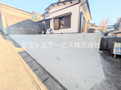 【駐車場】 | 浜松市中央区神原町 中古戸建て | ３台駐車可能です