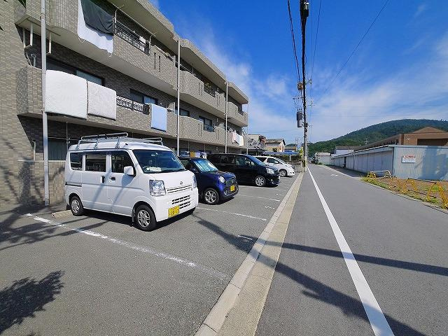 グランデール式島の駐車場|駐車場があるので、車を買う予定の方も安心です