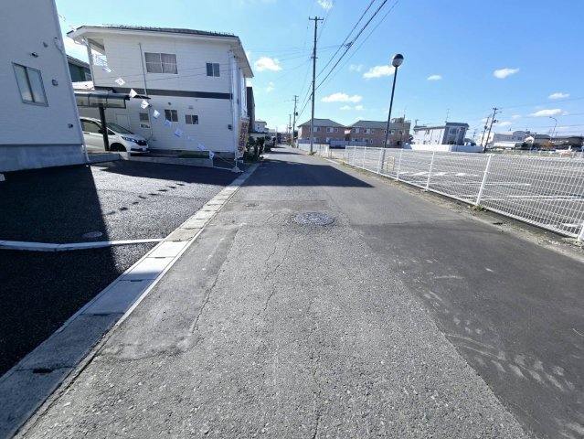 クレイドルガーデン八戸市石堂 第10　3号棟の前面道路含む現地写真