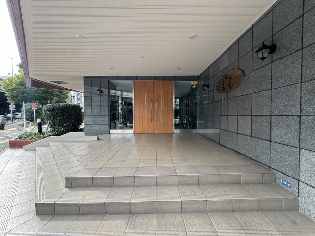 リシェ広尾のエントランス|高級感のあるエントランスがお出迎え