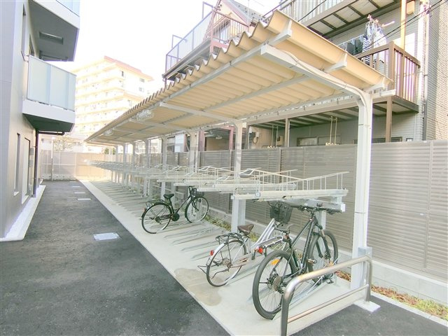 パークリュクス蒲田一丁目のその他共用部分|屋根付きラック式の駐輪場