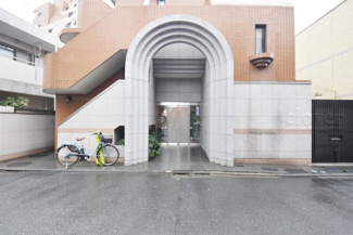 【エントランス】 | お客様を、そして住人を出迎えてくれるマンションのエントランス。ゴミが落ちていないことからも、管理状態の良さや住民の節度の高さが見て取れます。～即日のご見学可能～　お問合せはお気軽にどうぞ。
