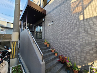 【エントランス】 | フェニックス下新庄 | 外観とマッチしたエントランスです