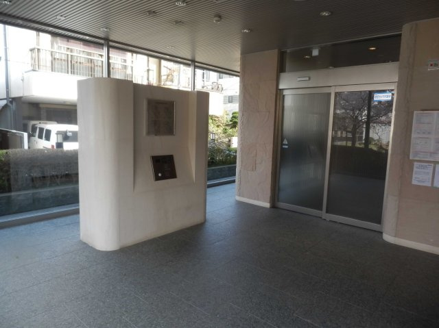 ナイスロイヤルビュー小田原城址公園前のエントランス