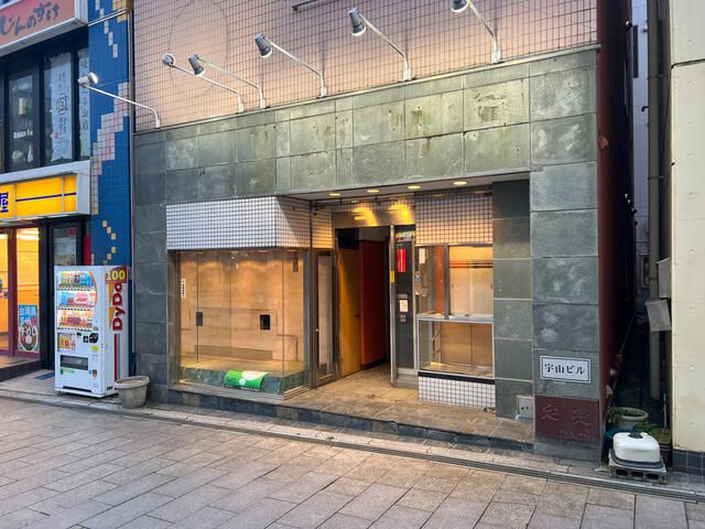 ソーケン秦野駅前ビルのエントランス