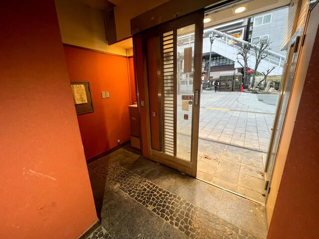 ソーケン秦野駅前ビルのエントランス