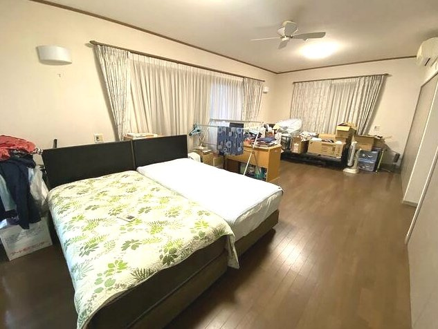 茂原市大芝　中古戸建の寝室|平成15年9月築 ３LDKRC造平屋建 ゲストルーム・洋室約18帖 お庭にヤシの木 電動シャッター