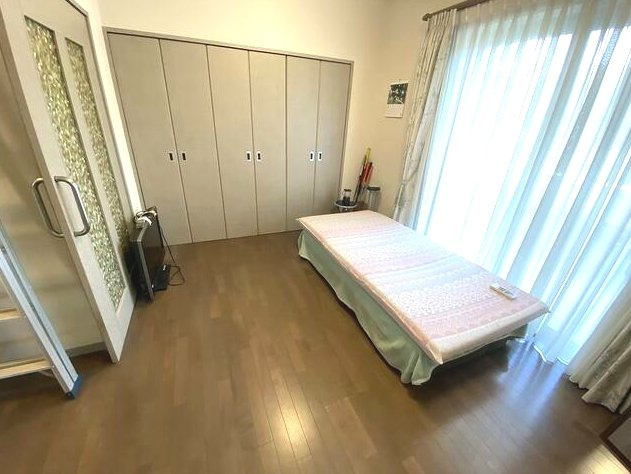 茂原市大芝　中古戸建の洋室|平成15年9月築 ３LDKRC造平屋建 ゲストルーム・洋室約18帖 お庭にヤシの木 電動シャッター