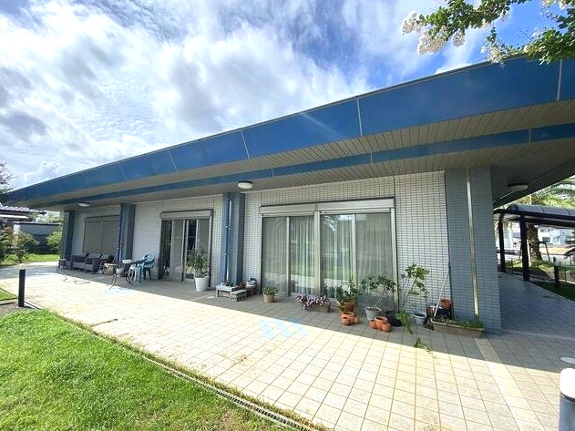 茂原市大芝　中古戸建の外観|平成15年9月築 ３LDKRC造平屋建 ゲストルーム・洋室約18帖 お庭にヤシの木 電動シャッター