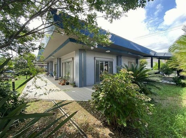 茂原市大芝　中古戸建の庭|平成15年9月築 ３LDKRC造平屋建 ゲストルーム・洋室約18帖 お庭にヤシの木 電動シャッター