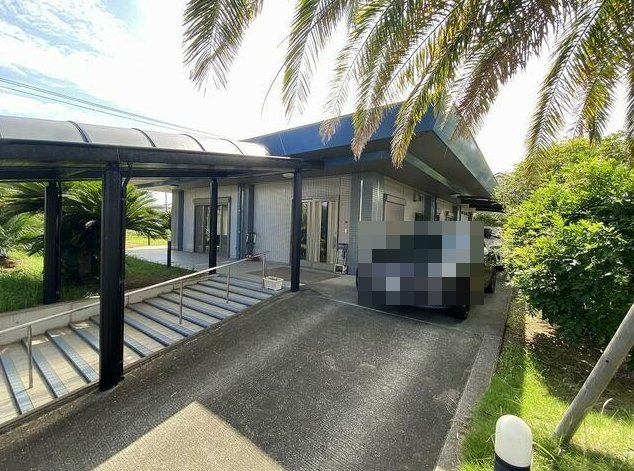 茂原市大芝　中古戸建の庭|平成15年9月築 ３LDKRC造平屋建 ゲストルーム・洋室約18帖 お庭にヤシの木 電動シャッター