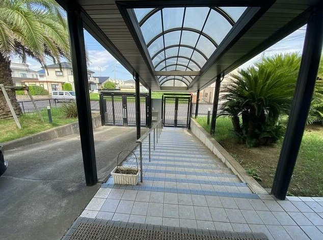 茂原市大芝　中古戸建の庭|平成15年9月築 ３LDKRC造平屋建 ゲストルーム・洋室約18帖 お庭にヤシの木 電動シャッター
