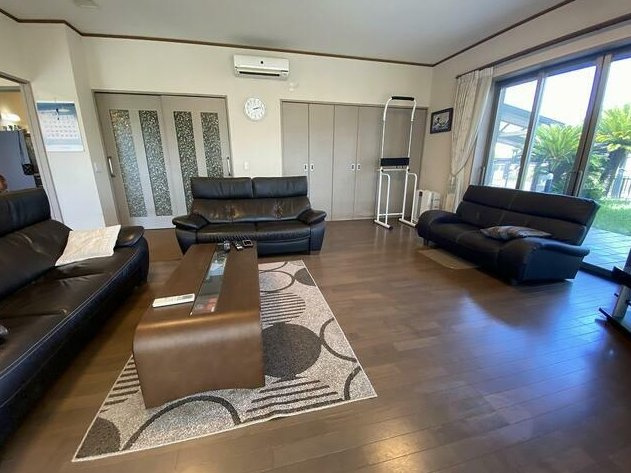 茂原市大芝　中古戸建の居間・リビング|平成15年9月築 ３LDKRC造平屋建 ゲストルーム・洋室約18帖 お庭にヤシの木 電動シャッター