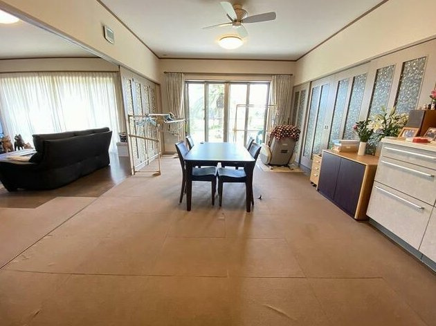 茂原市大芝　中古戸建の居間・リビング|平成15年9月築 ３LDKRC造平屋建 ゲストルーム・洋室約18帖 お庭にヤシの木 電動シャッター